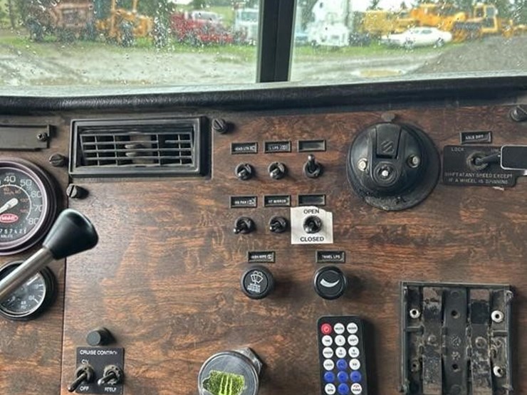 1997-peterbilt-357-image-45