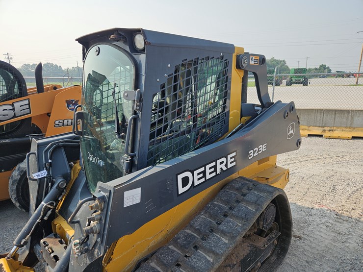 2018-deere-323e-image-13