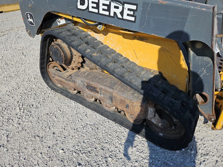 2013-deere-323d-image-12