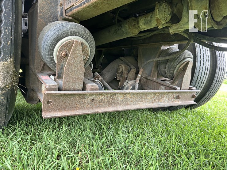 2001-freightliner-fld120-image-34