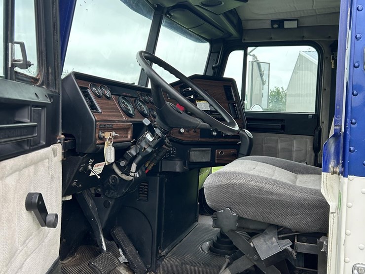 2001-freightliner-fld120-image-10