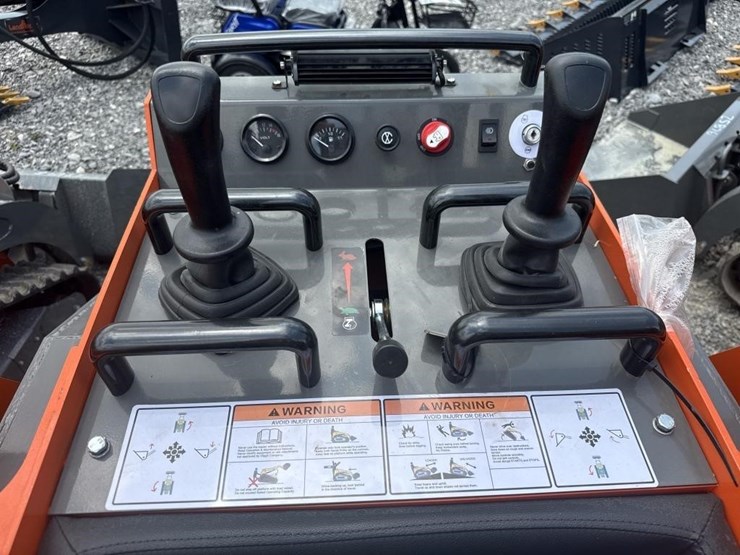 hurricane-mini-skid-steer-loader-image-5