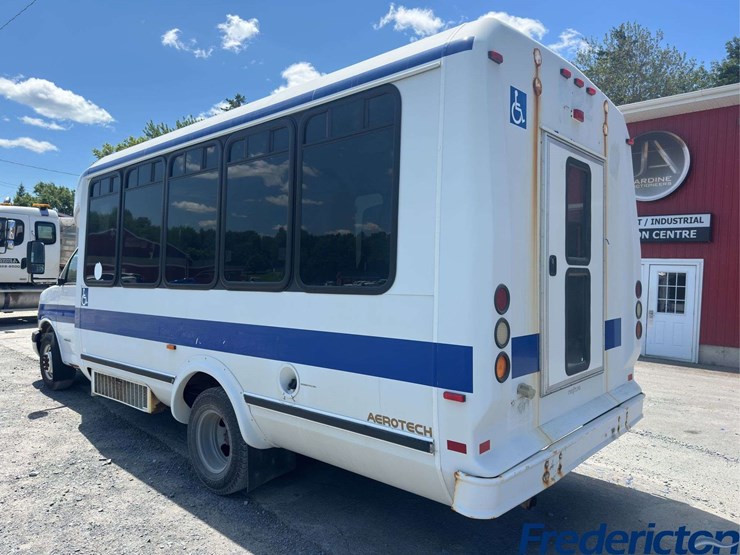 2012-chevrolet-express-4500-image-4