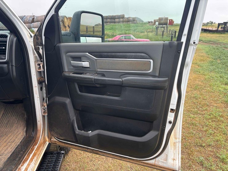 2023-ram-3500-pickup-image-16