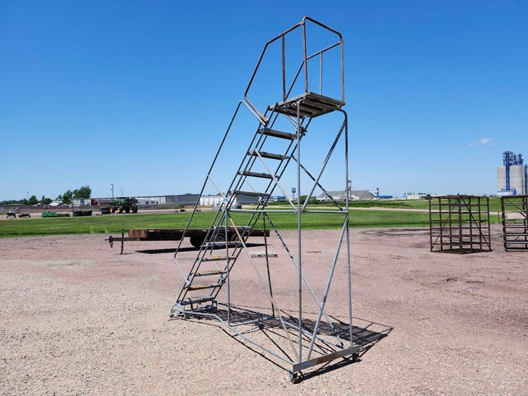 12-step-rollaway-ladder-image-3