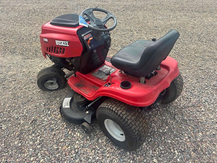 huskee-lt-4600-lawn-tractor-image-4