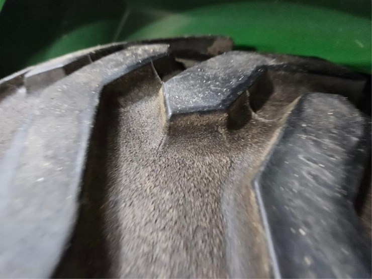 john-deere-2320-image-35