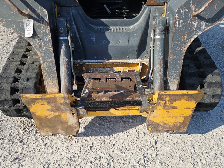 2013-deere-323d-image-3