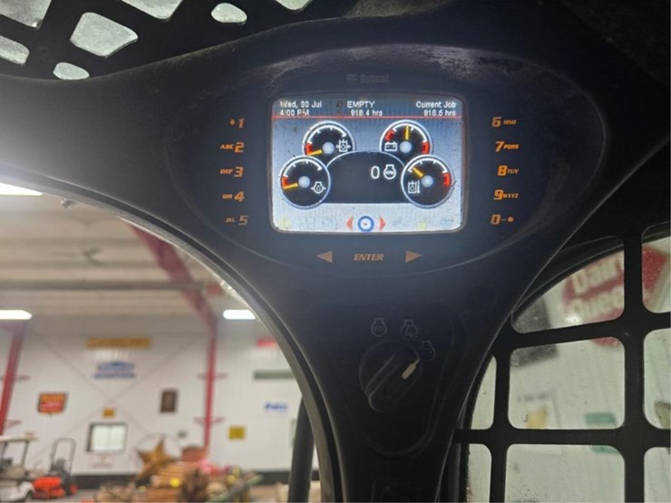 2013-bobcat-s750-image-30