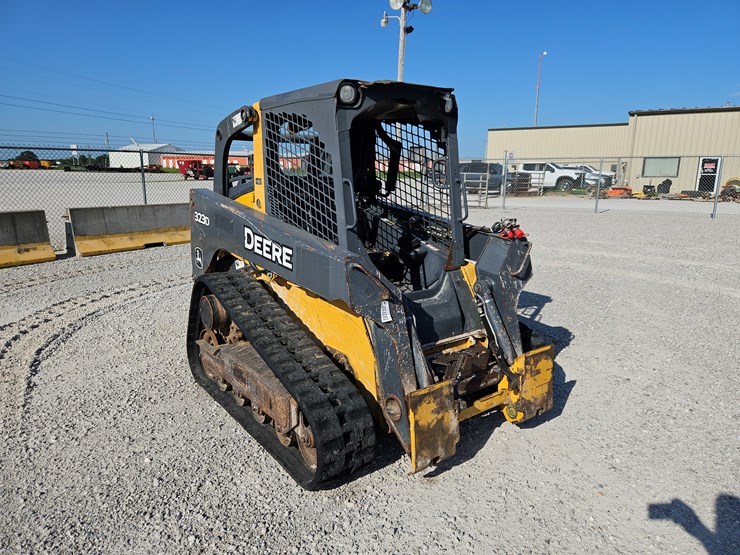2013-deere-323d-image-1