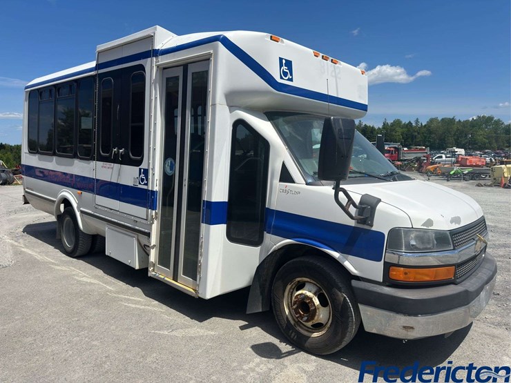 2012-chevrolet-express-4500-image-2