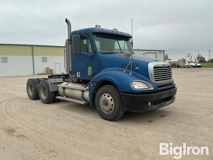 2005-freightliner-columbia-120-image-3