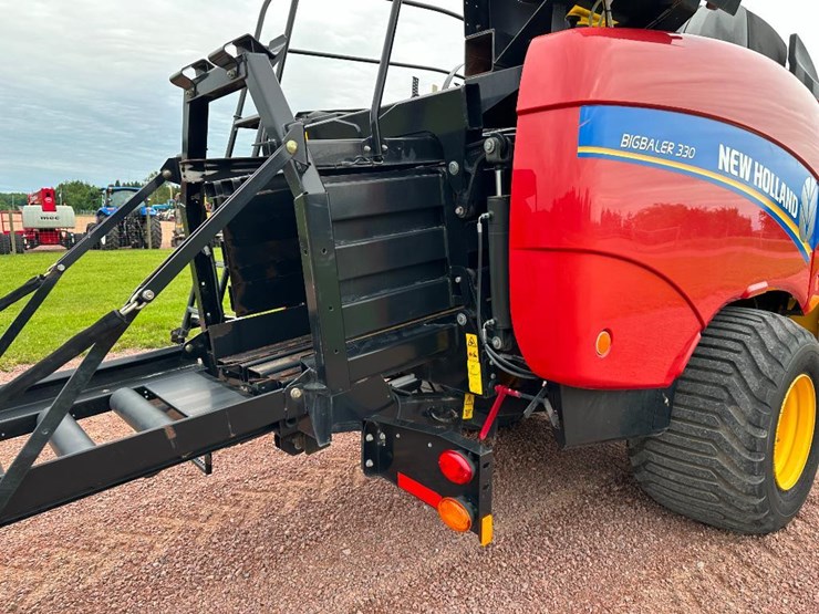 2014-new-holland-330-image-29