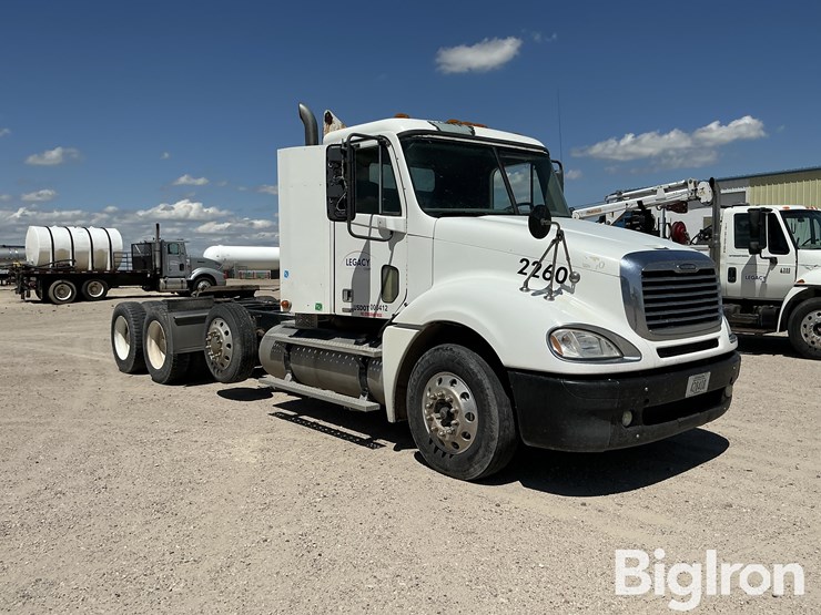 2008-freightliner-columbia-120-image-3