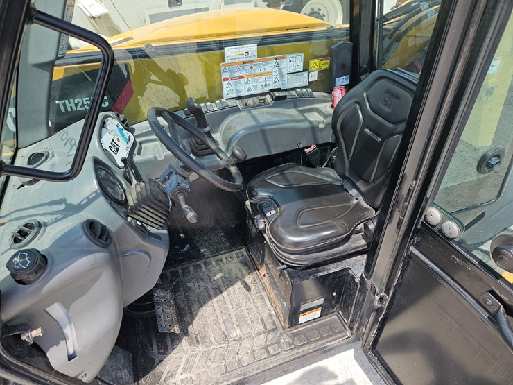 2019-caterpillar-th255c-image-6