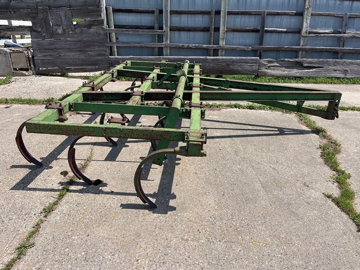 john-deere-chisel-plow-image-2