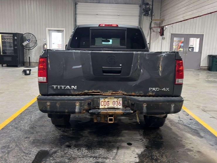 2011-nissan-titan-image-11