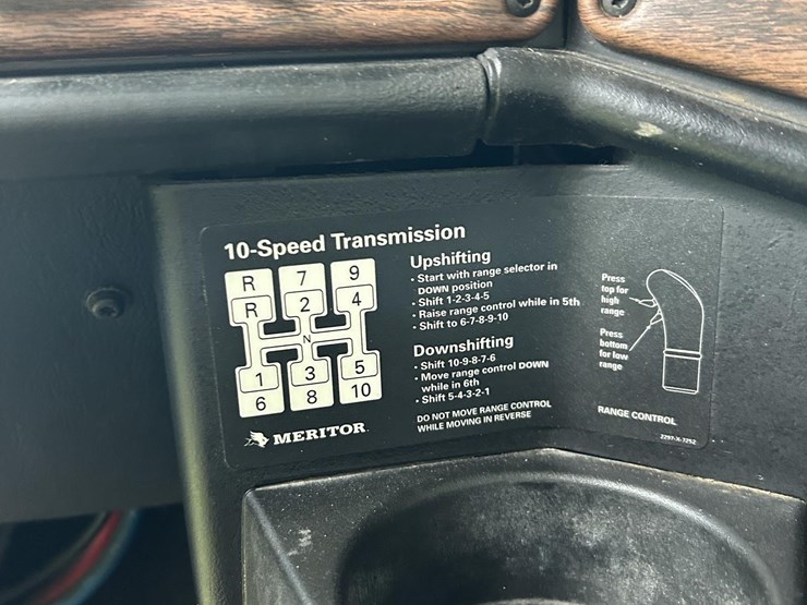 2001-freightliner-fld120-image-24
