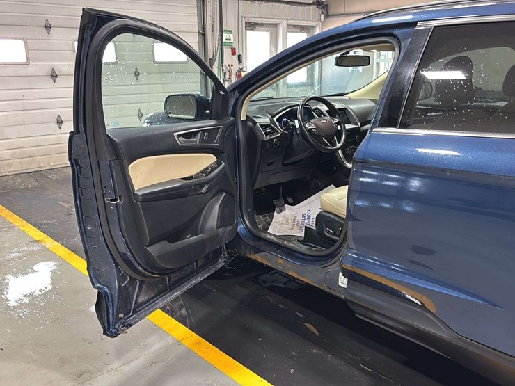 2017-ford-edge-image-10