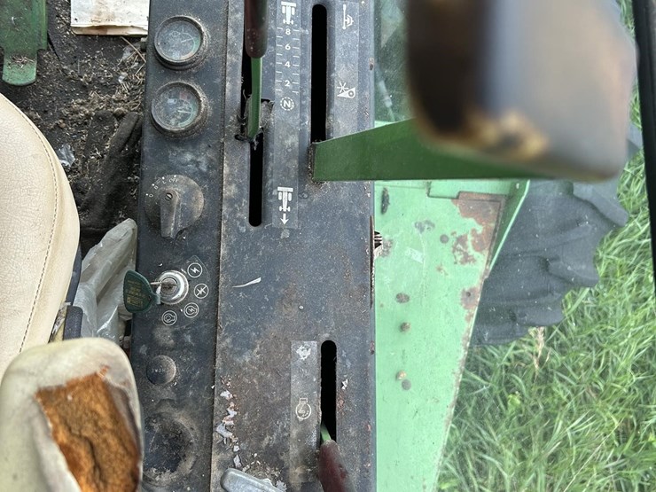 john-deere-2320-image-12