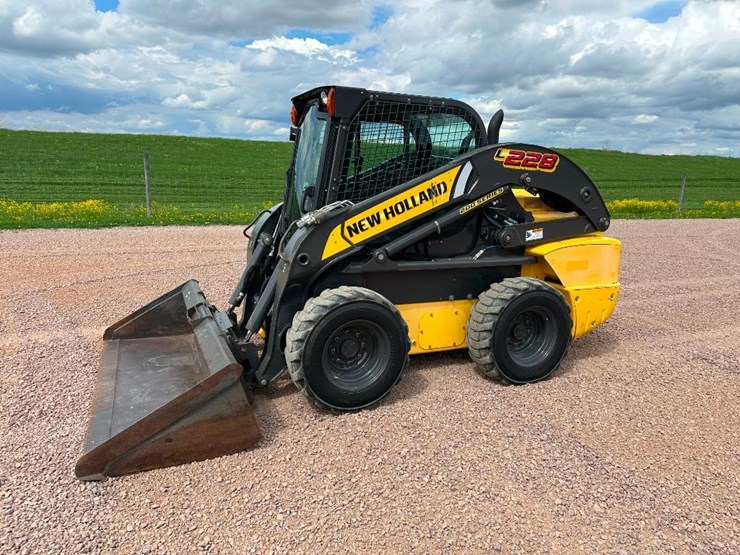 2018-new-holland-l228-image-1