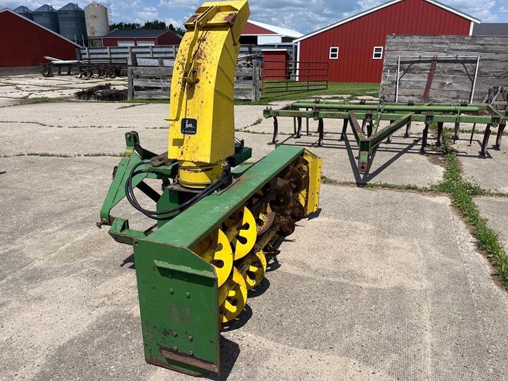 john-deere-snow-blower-image-1