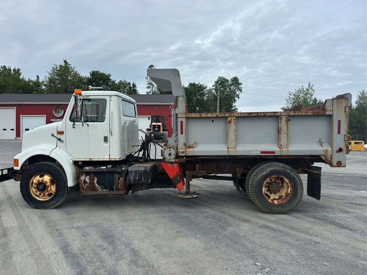 2000-international-8100-image-6