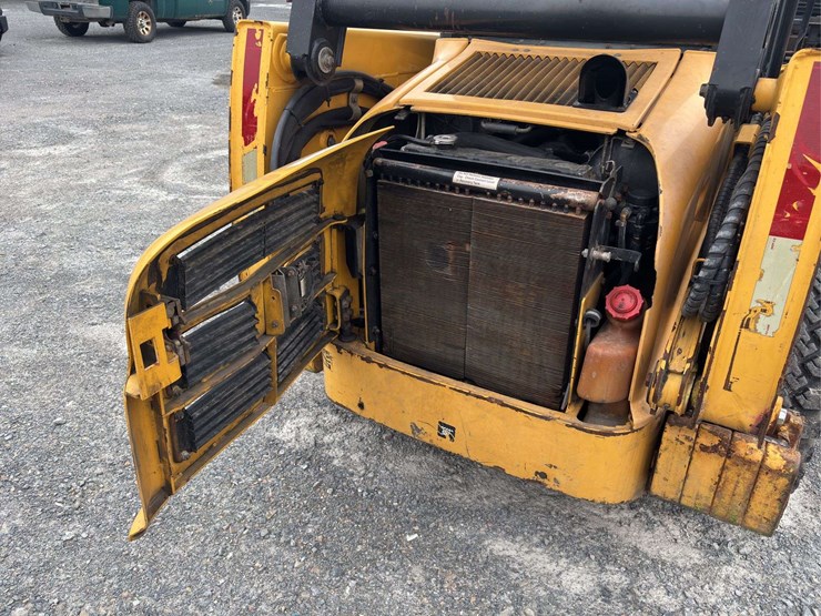 2001-john-deere-250-image-22