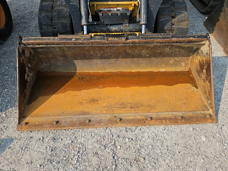 2018-deere-323e-image-3