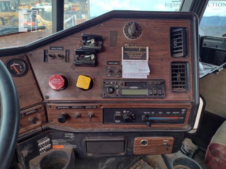 2003-freightliner-fld112-image-10