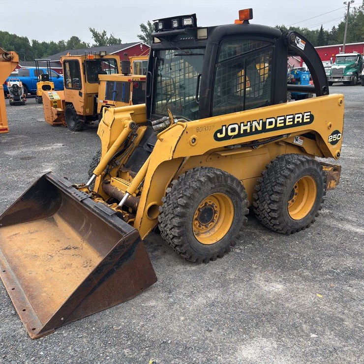 2001 JOHN DEERE 250
