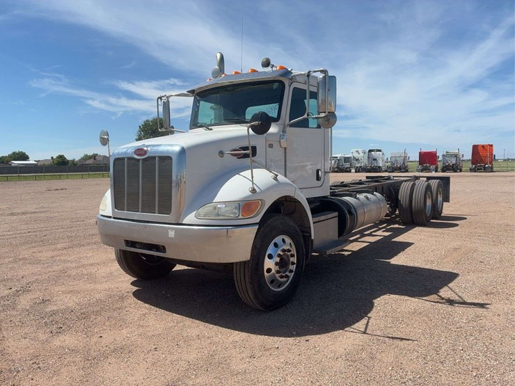2016-peterbilt-348-image-1