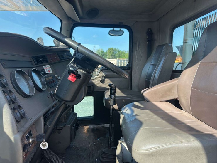 2006-kenworth-t300-image-20