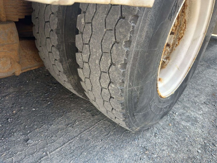 2002-freightliner-fl80-image-10