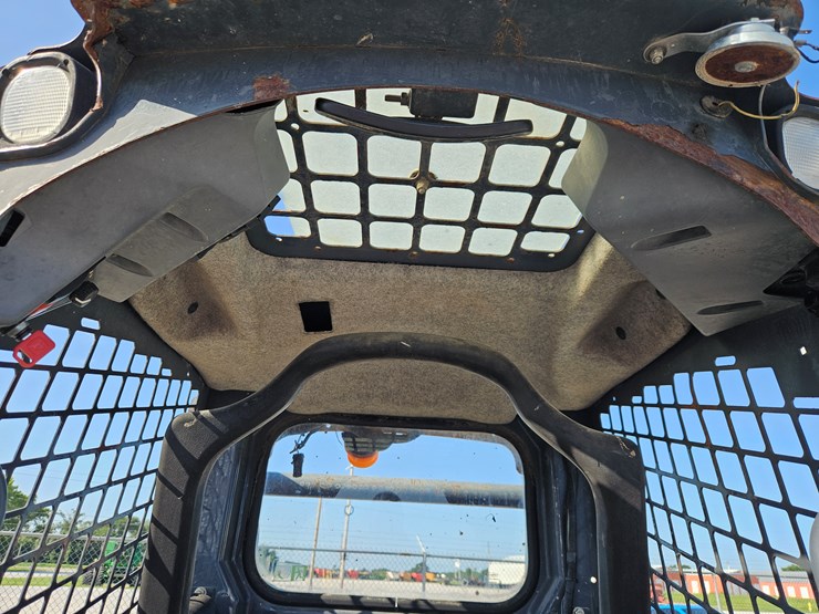 2013-deere-323d-image-6