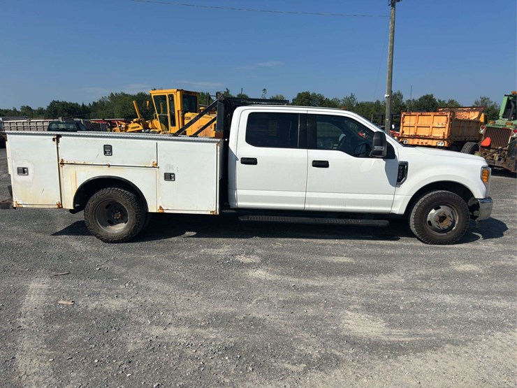 2017-ford-f350-xlt-image-8