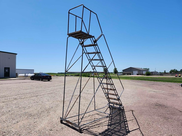 12-step-rollaway-ladder-image-4