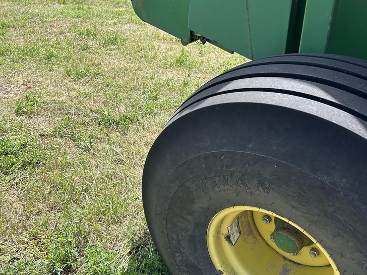 2012-john-deere-568-image-25