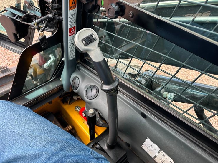 2018-new-holland-l228-image-33