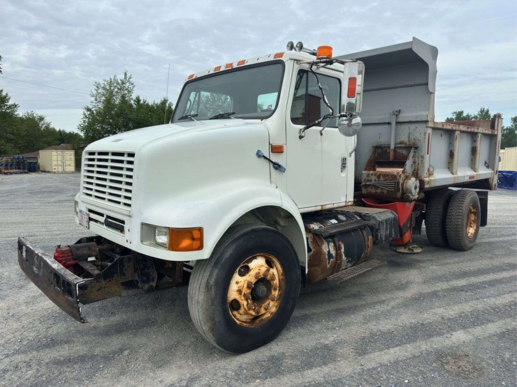 2000-international-8100-image-1
