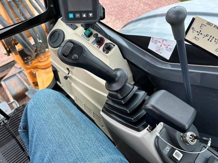 2016-case-cx55b-image-50