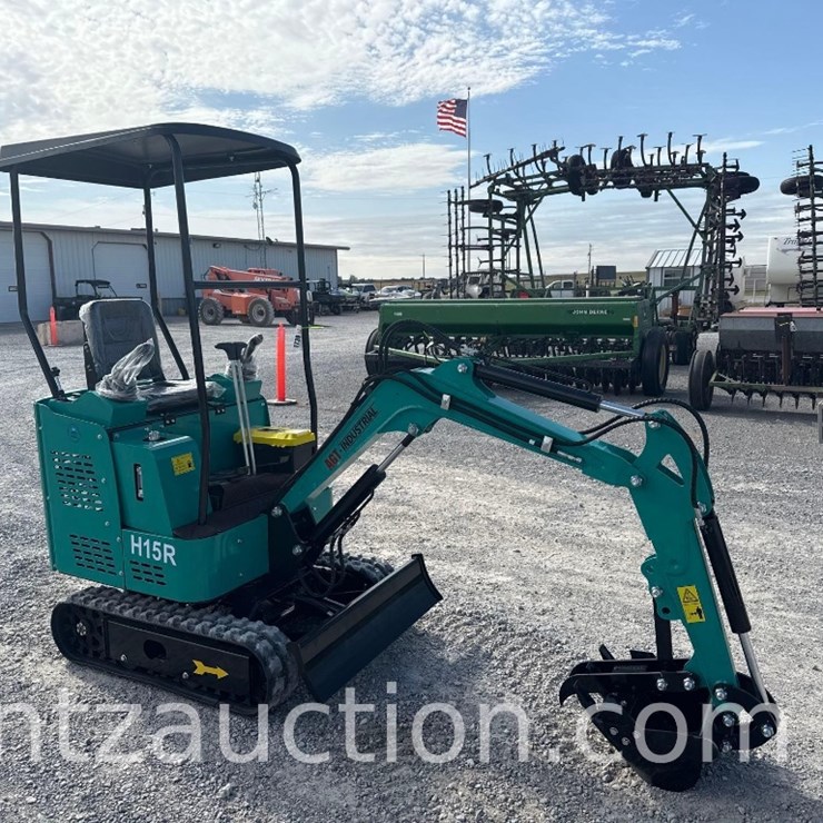AGT MINI EXCAVATOR, MODEL: H15R, 14" BUCKET,