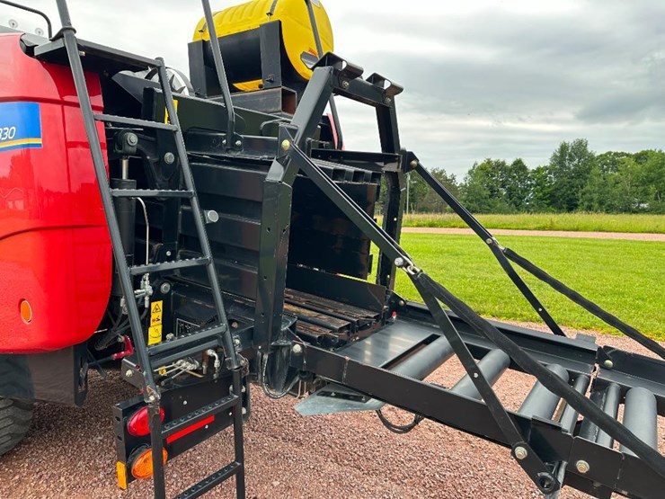 2014-new-holland-330-image-25