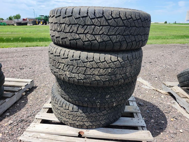 hankook-dynapro-at2-255/70r17-tires-image-1