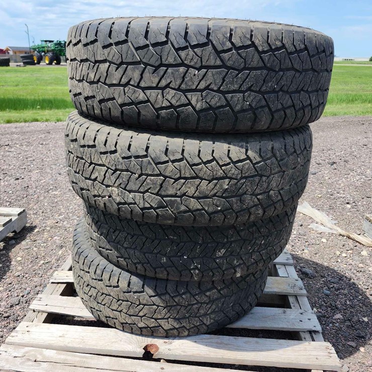 Hankook Dynapro AT2 255/70R17 Tires