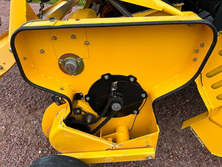 2014-new-holland-330-image-47