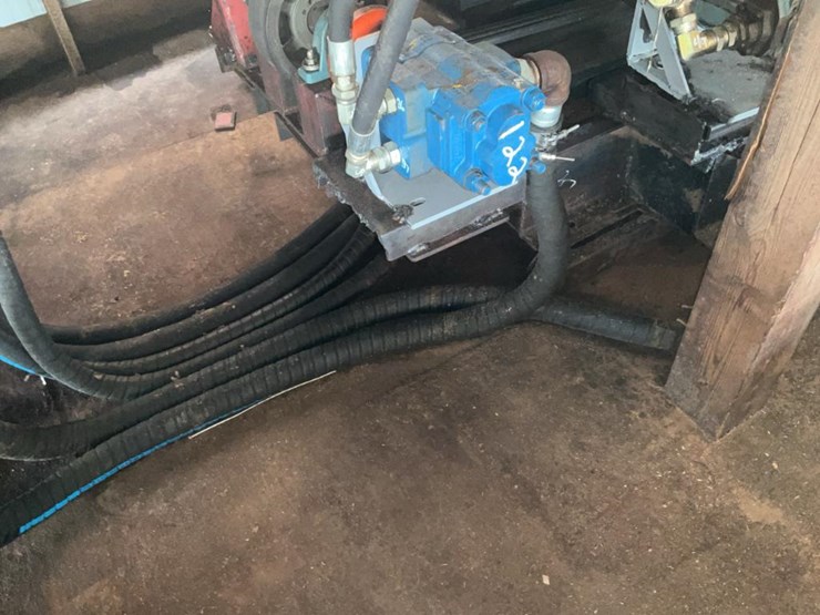 #122-•-hydraulic-lines,-pumps-and-tank-image-31