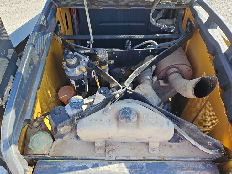 2013-deere-323d-image-17