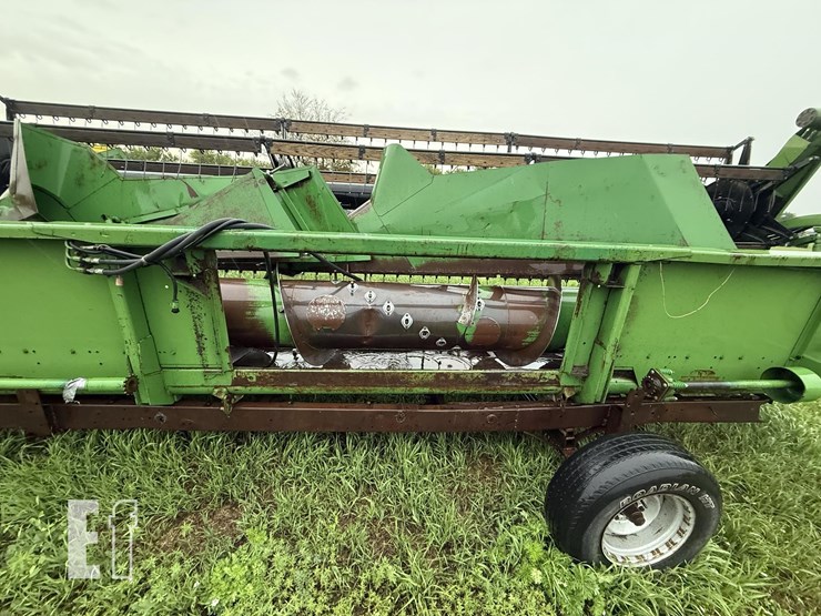 john-deere-220-image-9