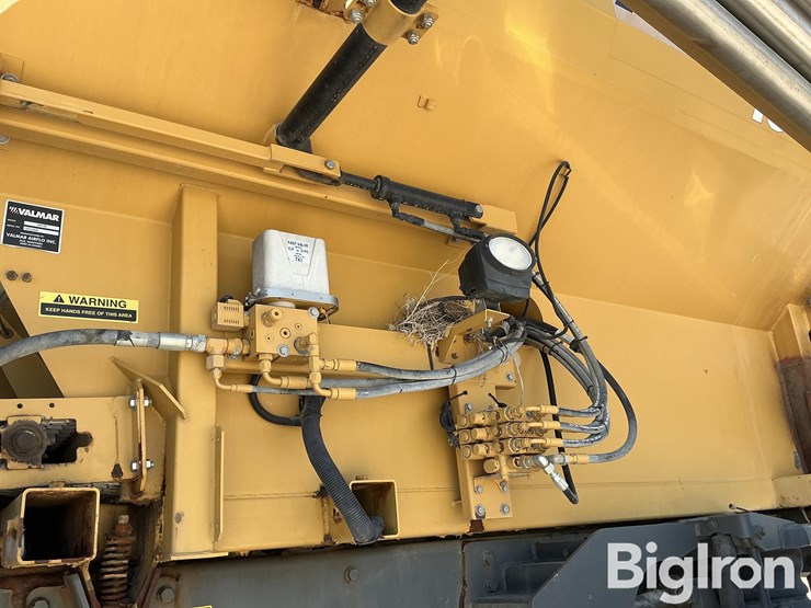 2015-rogator-1300b-self-propelled-dry-spreader-w/airmax-180-image-15